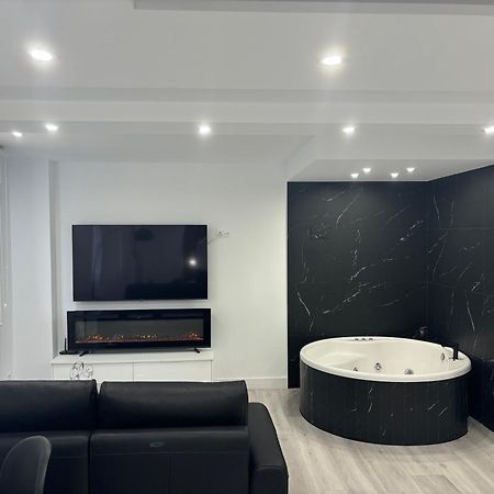 Black And White Suite Cervantes Castro Urdiales Exterior foto