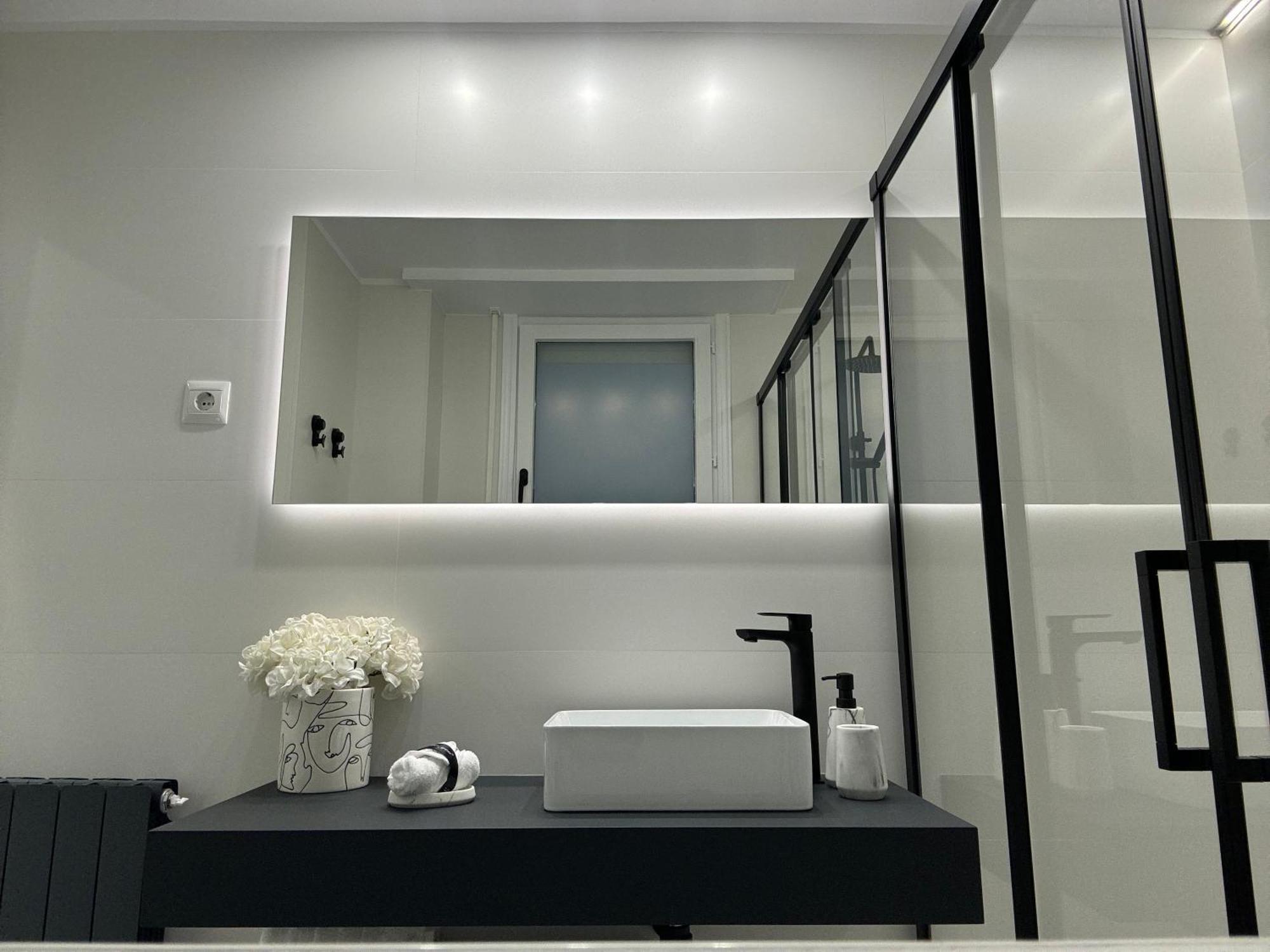 Black And White Suite Cervantes Castro Urdiales Exterior foto