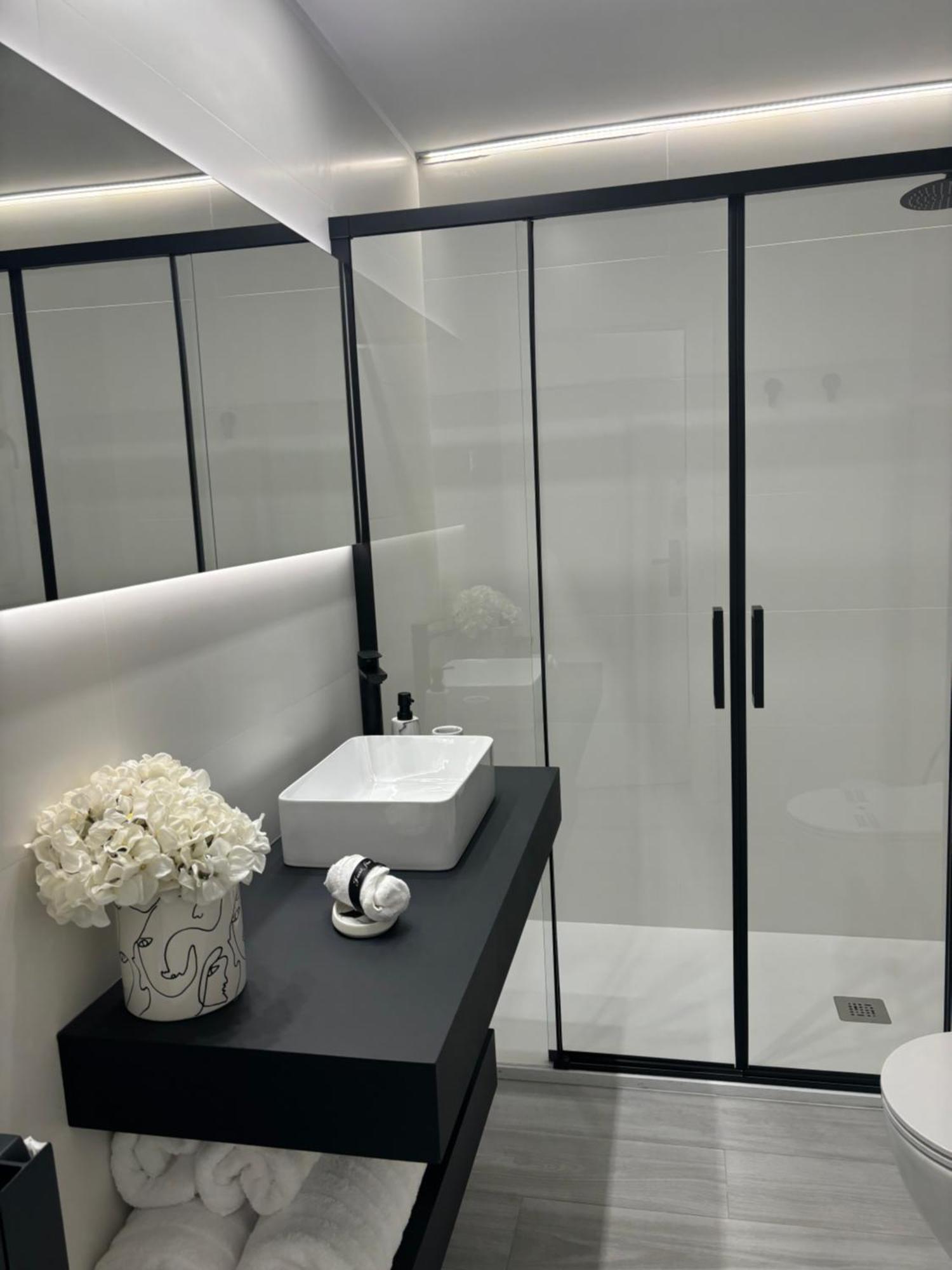 Black And White Suite Cervantes Castro Urdiales Exterior foto