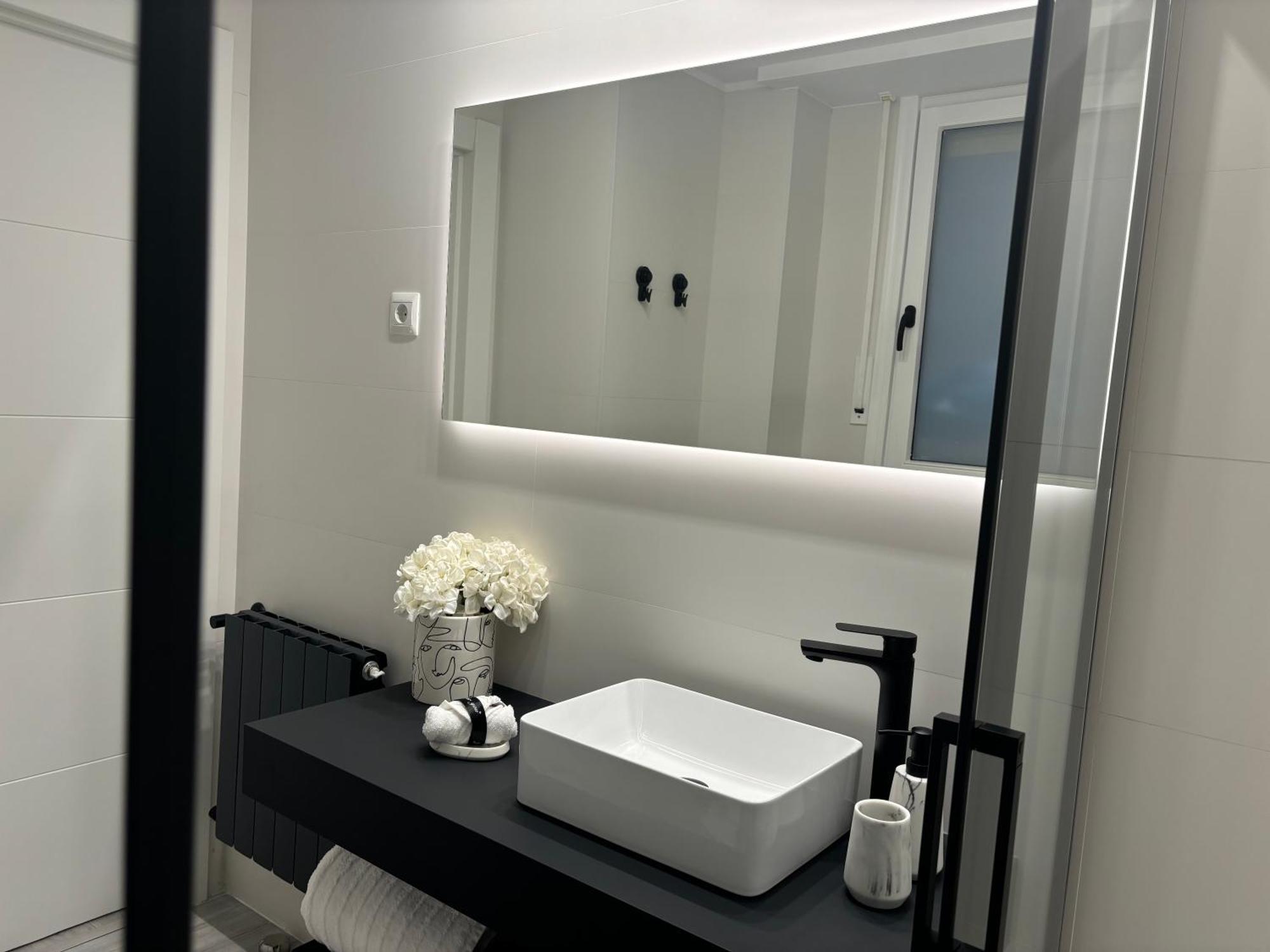 Black And White Suite Cervantes Castro Urdiales Exterior foto