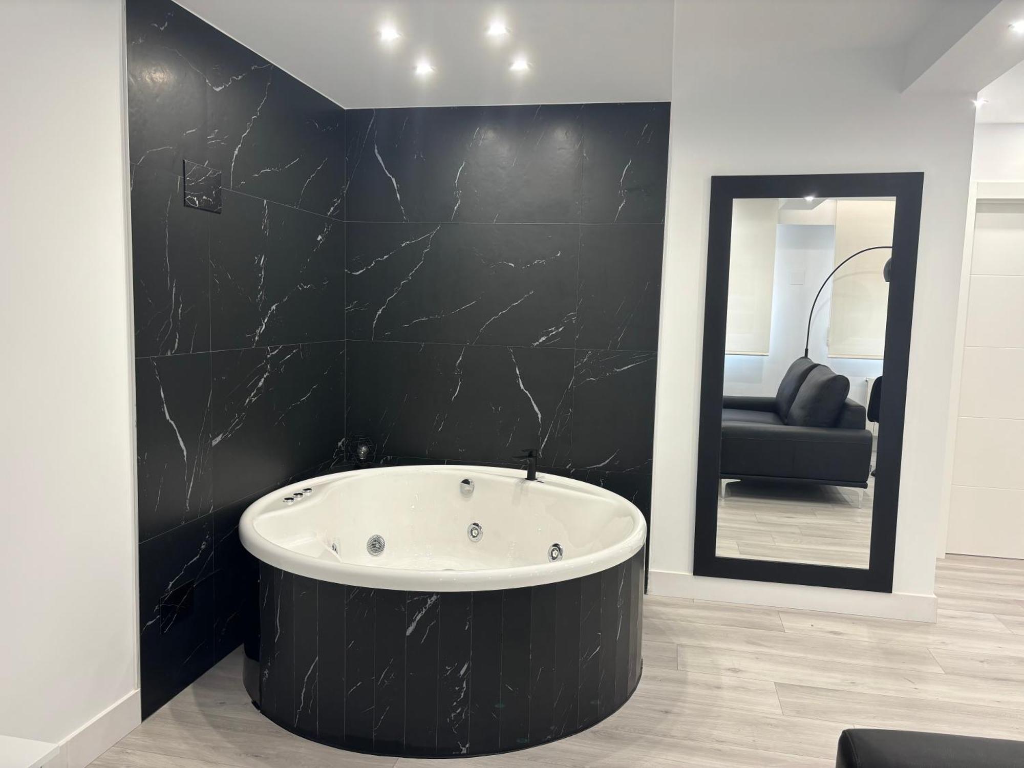 Black And White Suite Cervantes Castro Urdiales Exterior foto
