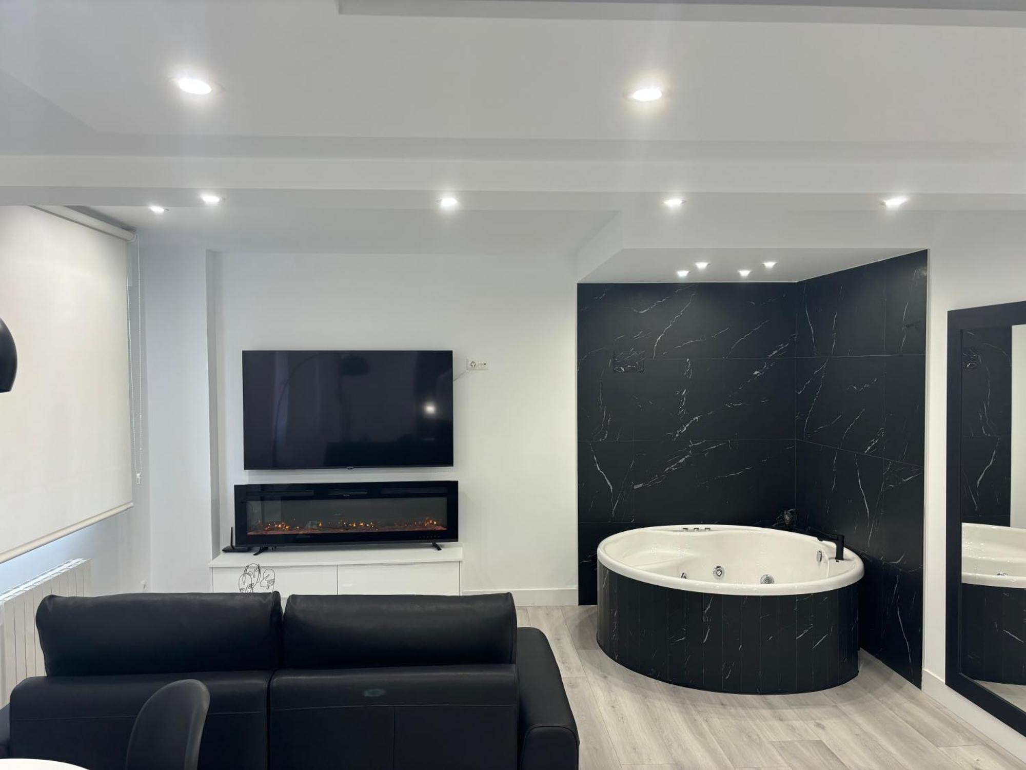 Black And White Suite Cervantes Castro Urdiales Exterior foto